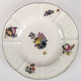 Meissen-Teller, Schwertermarke 1740-74, floral reliefiert, Spiegel und Fahne mit polychromer Floralmalerei und Schmetterling, brauner Rand, etwas berieben, Dm. 24 cm - Foto 1