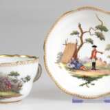 Meissen-Tasse und UT, 19. Jh., Knaufzeit, Tasse bemalt mit figurenreicher Schlachtenszene, spätere UT mit Darstellung von Soldat und Einsiedler, jeweils mit goldener Zierkante, UT alt repariert - Foto 1