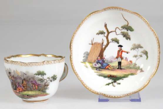 Meissen-Tasse und UT, 19. Jh., Knaufzeit, Tasse bemalt mit figurenreicher Schlachtenszene, spätere UT mit Darstellung von Soldat und Einsiedler, jeweils mit goldener Zierkante, UT alt repariert - Foto 1