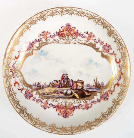 Meissen-Schälchen, Schwertermarke um 1735, Vergolder-Nr. 6, im Spiegel große Kartusche, innen Goldranken, außen Bandelwerk in Eisenrot und Manganviolett, in der Kartusche polychrome Kauffahrteiszene mit wolkigem Himmel, … - Foto 1