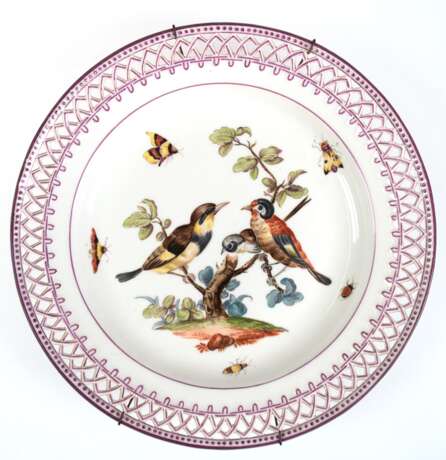 KPM-Teller, Berlin, Zeptermarke um 1780, Spiegel mit Darstellung von 3 Vögeln auf Ästen sitzend und Insekten in polychromer Aufglasurmalerei, Fahne mit geometrischem Durchbruchmuster in Purpur konturiert, Dm. 24,3 cm - Foto 1