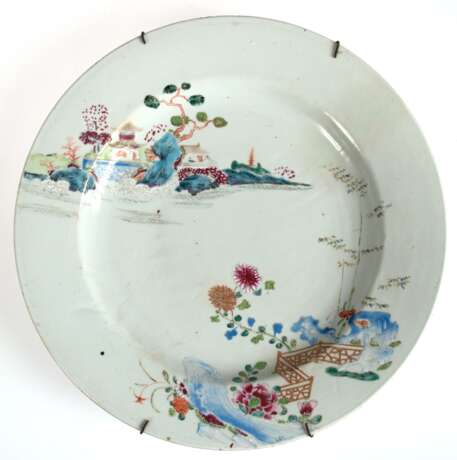 Großer China-Teller, Periode Jung-Chien (1723-1736), Bemalung über Fahne und Spiegel reichend in polychromen Emailfarben, graublaue Glasur, reparierter Haarriß, Rand min. best., Dm. 32 cm - photo 1