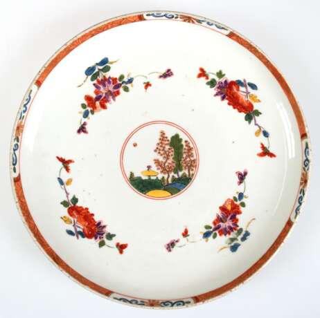 Meissen-Teller, Schwertermarke um 1725, im Spiegel polychrome Kakiemonmalerei mit Golddekor, glatter polychromer Zierrand mit Blumen- und Golddekor, Malerei etwas berieben, Stand bestoßen und Brandrisse, Rand repariert,… - photo 1