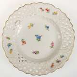 Meissen-Teller, Schwertermarke um 1970, Streublumen und Goldrand, durchbrochener Korbrand mit 3 reliefierten Kartuschen, 1. Wahl, Dm. 21 cm - Foto 1