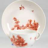 Tasse mit UT, Ansbach um 1770, A-Marke in Blau, Tasse mit Volutenhenkel und tief gemuldete UT mit Landschaftsszene und Blumenmalerei in Eisenrot - photo 1