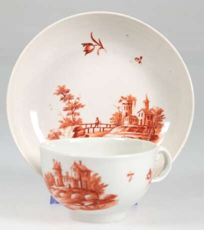 Tasse mit UT, Ansbach um 1770, A-Marke in Blau, Tasse mit Volutenhenkel und tief gemuldete UT mit Landschaftsszene und Blumenmalerei in Eisenrot - photo 1