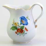 Meissen-Sahnekännchen, Bunte Blume 3, Goldrand, Neuer Ausschnitt, 1. Wahl, H. 9,5 cm - photo 1