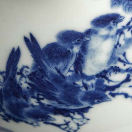 Exzellente Vase aus Porzellan mit unterglasurblauem Dekor von Pflaumenblüten und Vögeln - photo 4