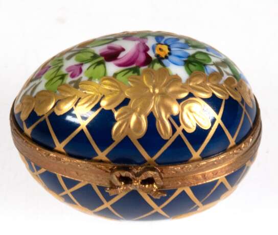 Eidose, Lomoges, mit Messing-Montur, auf kobaltblauem Grund goldener Gitterdekor und goldgerahmte polychrome Floralmalerei, 3,5x4,8x3,8 cm - photo 1