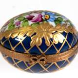 Eidose, Lomoges, mit Messing-Montur, auf kobaltblauem Grund goldener Gitterdekor und goldgerahmte polychrome Floralmalerei, 3,5x4,8x3,8 cm - photo 1