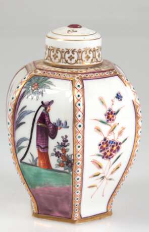 Teedose, ungemarkt, wohl Samson Paris, Mitte 19. Jh., Nachbildung einer Meissner Teedose, 6-fach gekantet, 6 Felder mit abwechselnder polychromer Chinoiseriemalerei und Indianischer Blumenmalerei, Kanten mit Rautenmuster… - photo 1