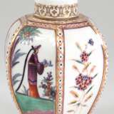 Teedose, ungemarkt, wohl Samson Paris, Mitte 19. Jh., Nachbildung einer Meissner Teedose, 6-fach gekantet, 6 Felder mit abwechselnder polychromer Chinoiseriemalerei und Indianischer Blumenmalerei, Kanten mit Rautenmuster… - photo 1