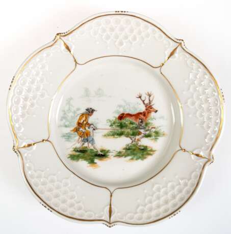 Meissen-Teller, im Spiegel Hausmalerei "Besuchknecht" (der den Hirsch mit dem Leithund sprengt), Großer Ausschnitt mit Relief, Rand mit Golddekor, Dm. 15 cm - photo 1