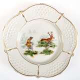 Meissen-Teller, im Spiegel Hausmalerei "Besuchknecht" (der den Hirsch mit dem Leithund sprengt), Großer Ausschnitt mit Relief, Rand mit Golddekor, Dm. 15 cm - photo 1