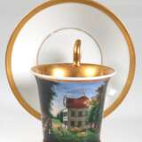 Tasse und UT, Krister Porzellanmanufaktur Waldenburg um 1835, Kalathos-Form mit Volutenhenkel, Schauseite mit goldgerahmter Landschaftsmalerei, breiter Goldrand, UT ergänzt - photo 1