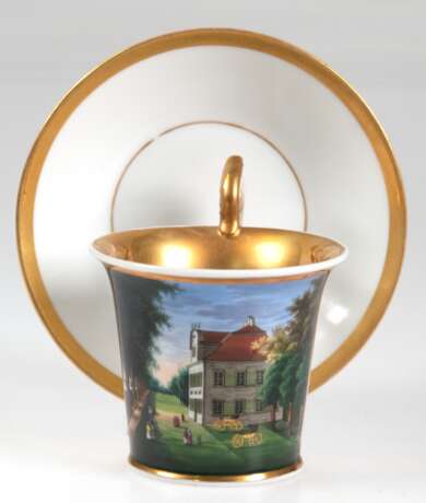 Tasse und UT, Krister Porzellanmanufaktur Waldenburg um 1835, Kalathos-Form mit Volutenhenkel, Schauseite mit goldgerahmter Landschaftsmalerei, breiter Goldrand, UT ergänzt - photo 1