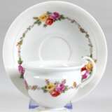 Meissen-Tasse mit UT, 19. Jh., Bunter Blumenkranz, Biedermeierform, unterer Standring der UT berieben , Schwertermarke mit 4 Schleifstrichen - photo 1