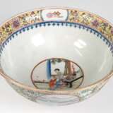 Kumme, China 19. Jh., in der Art wie aus der Cheng-Hua-Zeit (1465-87), leicht geweitete Mündung, polychrome Emailmalerei, Außenseite mit geometrischem Muster reliefiert, darin 4 runde Reserven mit chinesischen Landschaft… - фото 1