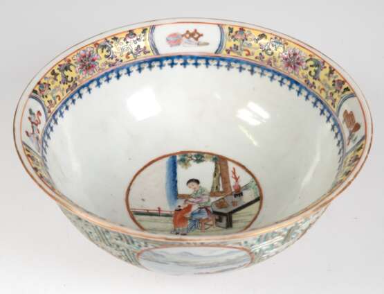 Kumme, China 19. Jh., in der Art wie aus der Cheng-Hua-Zeit (1465-87), leicht geweitete Mündung, polychrome Emailmalerei, Außenseite mit geometrischem Muster reliefiert, darin 4 runde Reserven mit chinesischen Landschaft… - фото 1