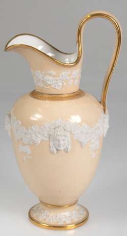 Kanne mit tiefliegendem Deckel, Kopenhagen um 1800, 3 Wellenlinien in Blau, klassische Balusterform mit eingezogener Schulter und rundem Fuß, hochgezogener Henkel und breiter Ausguß, hellgelber Fond, Goldränder, 3 umlauf… - фото 1