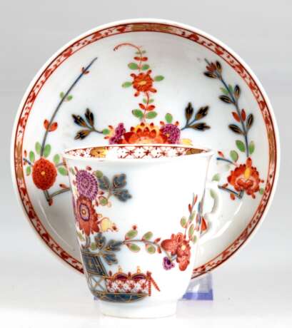 Meissen-Tasse mit UT, nicht zusammengehörig, Schwertermarken um etwa 1728 und etwa 1735, Tischchenmuster, unterschiedliche Randbordüren, Unterglasur blau, gold gehöht und polychrom bemalt - photo 1