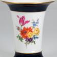 Meissen-Kratervase, z.T. kobaltblau, Buntes Blumenbukett mit Goldrändern, Schwertermarke mit 2 Schleifstrichen, H. 13,5 cm - Maintenant aux enchères
