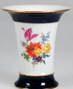 Product catalog. Meissen-Kratervase, z.T. kobaltblau, Buntes Blumenbukett mit Goldrändern, Schwertermarke mit 2 Schleifstrichen, H. 13,5 cm