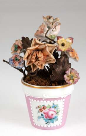 Blümentöpfchen mit Blumen, Porzellan, um 1900, Topf mit polychromer Floralmalerei und weißem Emaildekor, Porzellanblüten an dunkel patiniertem Messing-Stielen mit Blättern, Gebrauchspuren, mehrere Blüten repariert, H. 14… - photo 1