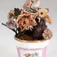 Blümentöpfchen mit Blumen, Porzellan, um 1900, Topf mit polychromer Floralmalerei und weißem Emaildekor, Porzellanblüten an dunkel patiniertem Messing-Stielen mit Blättern, Gebrauchspuren, mehrere Blüten repariert, H. 14… - Now at the auction