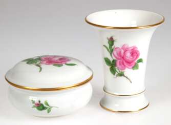 2 Meissen-Teile, Rote Rose, 1. Wahl, dabei kleine Vase, mit Goldrand, H. 10 cm und Deckeldose, mit Goldrand, H. 5,5 cm, Dm. 10 cm