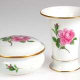 2 Meissen-Teile, Rote Rose, 1. Wahl, dabei kleine Vase, mit Goldrand, H. 10 cm und Deckeldose, mit Goldrand, H. 5,5 cm, Dm. 10 cm - photo 1