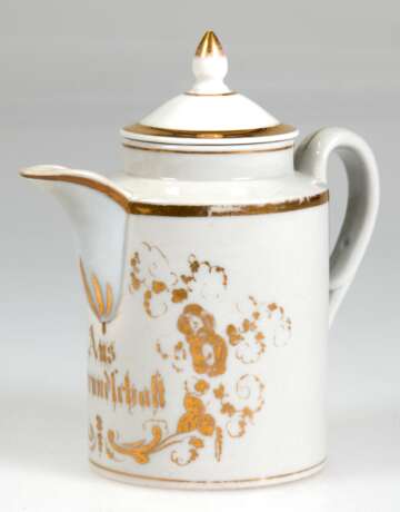 Biedermeier-Kännchen "Aus Freundschaft", ungemarkt, wohl Thüringen, weiß mit Golddekor und -Rändern (etwas berieben), H. 15 cm - photo 1