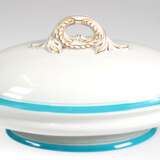 Terrine, oval, um 1900, ohne Marke, mit türkisfarbenen Rändern, floral verzierte Deckelbekrönung mit Goldstaffage, ges. 14x30,5x20,5 cm - photo 1