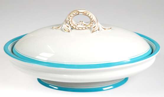 Terrine, oval, um 1900, ohne Marke, mit türkisfarbenen Rändern, floral verzierte Deckelbekrönung mit Goldstaffage, ges. 14x30,5x20,5 cm - photo 1