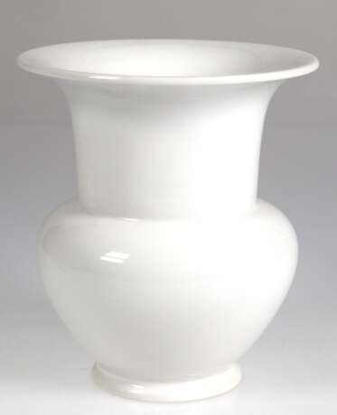 KPM-Vase, Fidibus, weiß, 1. Wahl, blaue Zeptermarke, H. 19 cm - photo 1