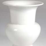 KPM-Vase, Fidibus, weiß, 1. Wahl, blaue Zeptermarke, H. 19 cm - photo 1