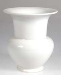 KPM-Vase, Fidibus, weiß, 1. Wahl, blaue Zeptermarke, H. 19 cm