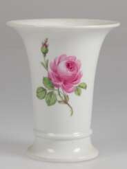 Meissen-Kratervase, 1850-1924, Rote Rose, 2 Schleifstriche, H. 14 cm