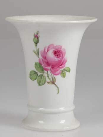 Meissen-Kratervase, 1850-1924, Rote Rose, 2 Schleifstriche, H. 14 cm - photo 1