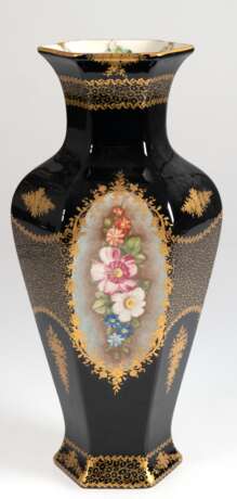 Vase, Limoges, sechskantige leicht gebauchte Form, 3 Seiten mit polychromer Floralmalerei und mit reichem floralem Golddekor, H. 33 cm - photo 1