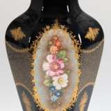 Vase, Limoges, sechskantige leicht gebauchte Form, 3 Seiten mit polychromer Floralmalerei und mit reichem floralem Golddekor, H. 33 cm - photo 1