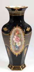 Vase, Limoges, sechskantige leicht gebauchte Form, 3 Seiten mit polychromer Floralmalerei und mit reichem floralem Golddekor, H. 33 cm