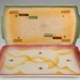 2 Art Deco-Tabletts, Keramik, rot/ gelb und grün/ braun, geometrisch gemustert, mit seitlichen Handhaben, L. 32 cm und 35 cm - photo 1