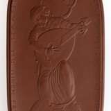 Meissen-Platte "Staatliche Porzellanmanufaktur Meissen Ihren Freunden für das Neue Jahr 1925", Böttgersteinzeug, Entwurf Paul Börner, handsigniert, von 100 Ausformungen Nr. 17, 22,5x10,3 cm - photo 1
