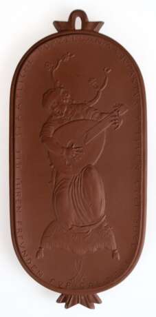 Meissen-Platte "Staatliche Porzellanmanufaktur Meissen Ihren Freunden für das Neue Jahr 1925", Böttgersteinzeug, Entwurf Paul Börner, handsigniert, von 100 Ausformungen Nr. 17, 22,5x10,3 cm - photo 1