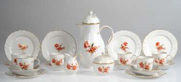 Mokka-Service für 6 Personen, KPM Berlin, 21-teilig, Neuosier, Blumenmalerei mit Golddekor, Kannen-H. 23 cm, blaue Zeptermarke und roter Reichsapfel