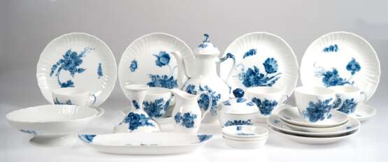 Kaffeeservice, Royal Copenhagen, Blaue Blume, 26-teilig, dabei Kernstück, 5 Kaffeetassen, 6 UT, 6 Kuchenteller, 1 Kerzenleuchter H. 10,5 cm, 1 ovales Schälchen L. 25,5 cm, 1 rund Fußschale Dm. 17,5 cm und 3 Konfektteller… - photo 1