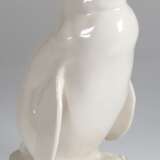 Große Figur "Pinguin", um 1940, Schwarzenburger Werkstätten, Entwurf Else Cleinow, weiß glasiert, auf ovalem Sockel signiert, H. 29 cm - photo 1