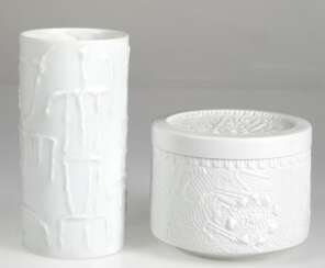 2 Teile Rosenthal-Porzellan, studio-line, weiß, dabei Deckeldose Entwurf Martin Freyer, H. 11 cm, Dm. 13,5 cm und zylindrische Vase, Entwurf Cuno Fischer, H. 18,5 cm