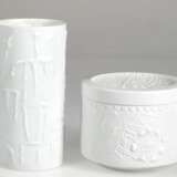 2 Teile Rosenthal-Porzellan, studio-line, weiß, dabei Deckeldose Entwurf Martin Freyer, H. 11 cm, Dm. 13,5 cm und zylindrische Vase, Entwurf Cuno Fischer, H. 18,5 cm - photo 1